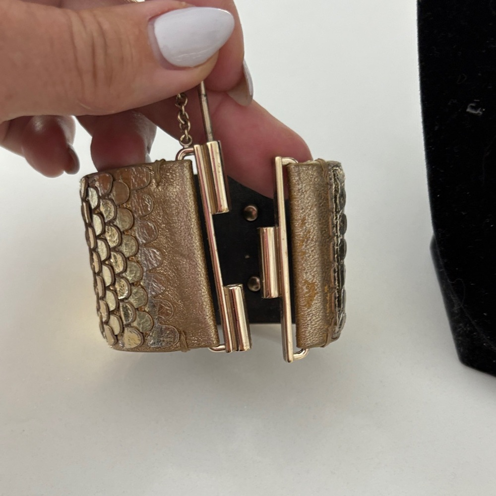 Gold CHANEL Cuff Bracelet - Picture 4 of 5